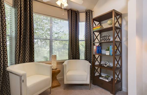 $1,255 / 1br - 899ft2 - Your Apartment Hunt Ends Here! (FAT CITY)63792146164737123
