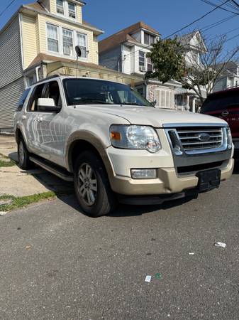 2010 Ford Explorer, edición Eddie Bauer $3000 - $2800 (South Ozone Park)63470771854081124