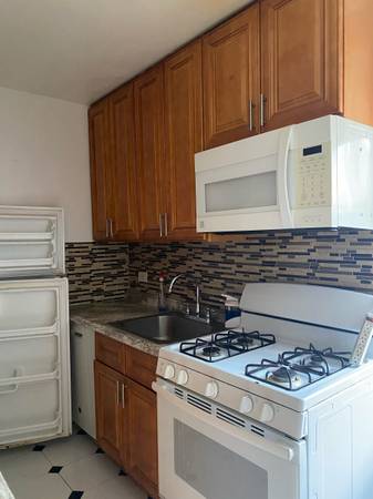 $2,200 / 1br - UN HERMOSO DEPARTAMENTO DE UN DORMITORIO EN FOREST HILLS (64 AV YELLOWST FOREST HILLS)63854288548867120