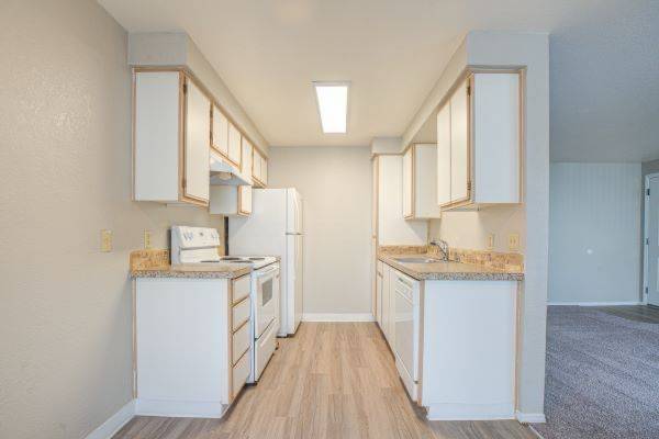 $1,445 / 2br - 900ft2 - Cochera gratuita más lavadora y secadora en la unidad (4200 Sunnyview Rd. N.E. Salem)63660461042945124