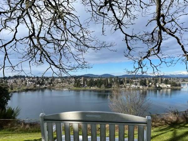 $1,725 / 2br - 1050ft2 - ¡Tu refugio te espera: 2 dormitorios, 1 baño y mucho más! (Bremerton - Cerca de Puget Sound)63862287041665120