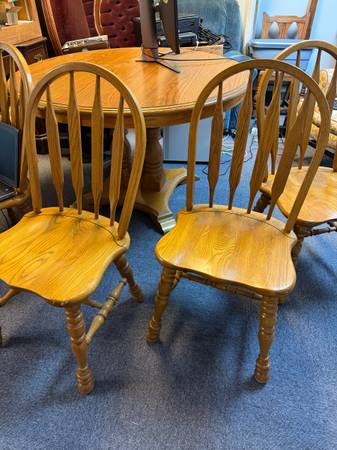 Dining Room Table, 4 Matching Chairs, 2 Leaves 1