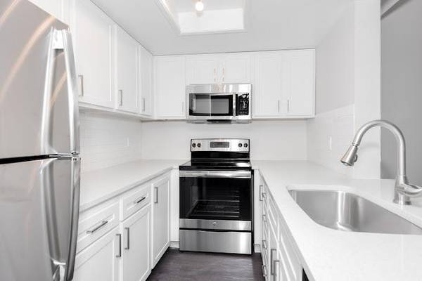 $1,497 / 2br - 950ft2 - Piscina reluciente, suelos tipo madera, spa de relajación (Clackamas)63831464666881121