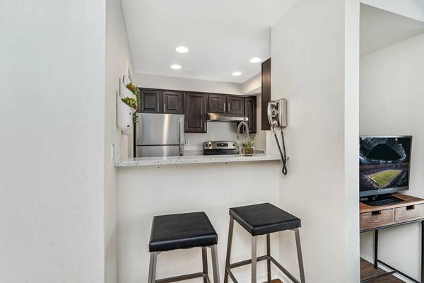 $1,605 / 1br - 704ft2 - Hardwood Flooring, Bocce Ball Court, Wooded Views63850756898561122