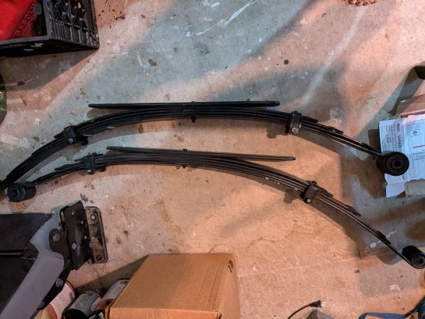 08 Dodge Dakota Rear suspension leaf springs 1