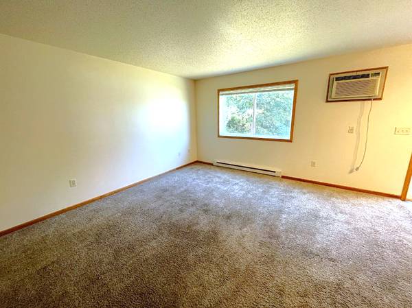 $995 / 3br - 1700ft2 - 🏡 3BR/2BA + 2-Car Garage | $995/mo | Cat Friendly | Menomonie (Menomonie, WI)63845960043139121