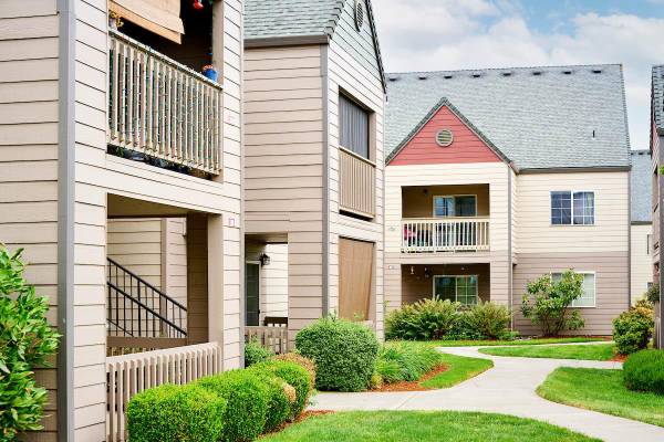 $1,795 / 2br - 1002ft2 - 1BR/2BR from $1525 - Free Laundry + Parking (Downtown Battle Ground)64039055175426121