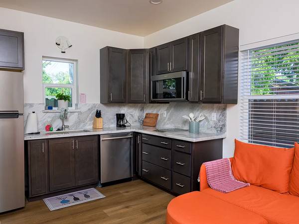 $1,150 / 1br - 400ft2 - Estudio privado moderno: todos los servicios e Internet incluidos (Sacramento)64043663822209123