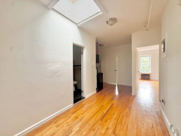 $3,700 / 4br - Spacious 4 Bed 1 Bath w/ Skylight (Crownheights)63854287788033122