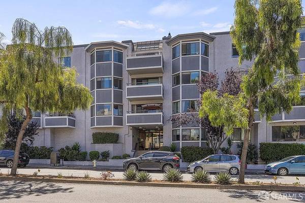$775 / 602ft2 - Top-floor! Studio Apartment Single Family (San Francisco)64030489283203120
