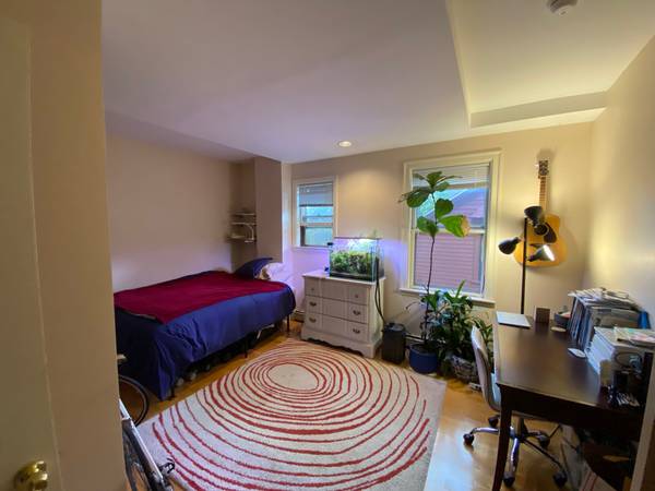 $1,100 / 3br - 1 de noviembre, casa tranquila busca tercer compañero de piso (Jamaica Plain)63655319489667120
