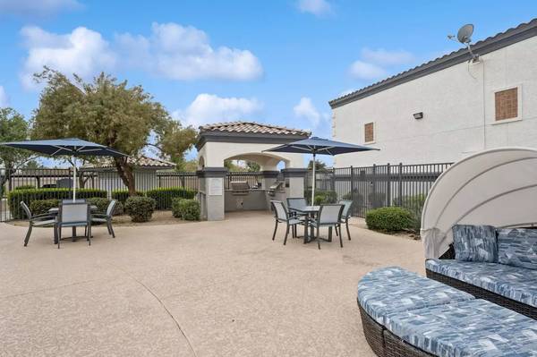 $2,040 / 3br - 1232ft2 - Esté en el centro de todo: 3 habitaciones, 2 baños, 1232 pies cuadrados (Chandler - Downtown Chandler)63623945022595124