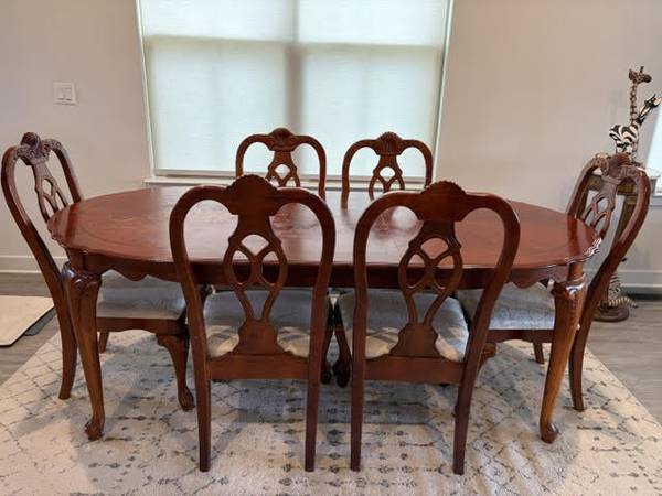 Wooden Dining Table Set in excellent condition for Sale! 1
