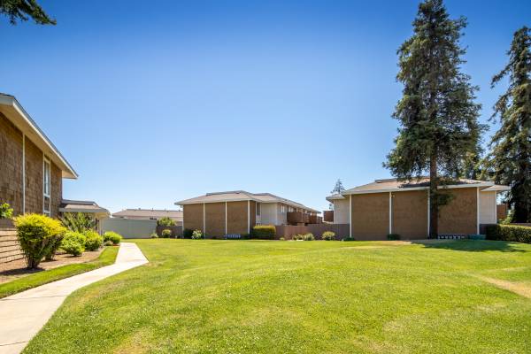$1,295 / 2br - Creekside Apartments Move In  Special !!! (Fresno)63798509598721120