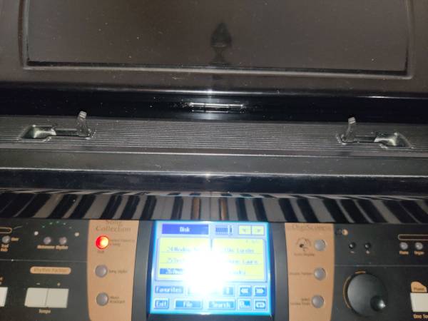 Roland KR-7 digital piano with weighted keys - musical instruments