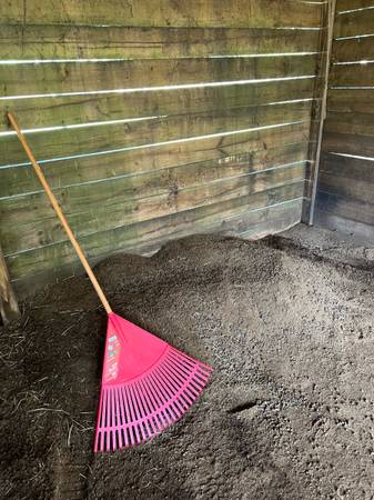 Free Goat Pen Cleaning – I Remove the Manure 1