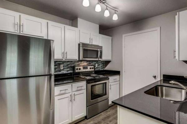 $2,499 / 2br - 913ft2 - Piscina al aire libre con burbujas + piscina infantil - ¡Diversión para todos! (Bothell)63688443862145121
