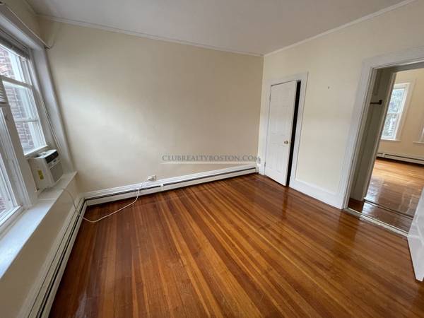 $1,275 / 3br - Habitación en casa de 3 dormitorios y 2 baños en Brownstone en la línea verde63655319517569123