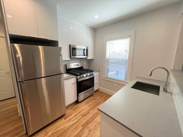 $3,000 / 2br - 😊Renovated unit at 222 Banks St, Cambridge 😺🐶 (Cambridge \ Riverside \ Harvard Sq.)64034777902979120