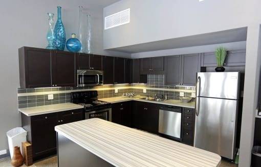 $1,445 / 1br - 740ft2 - Caminos para caminar, alfombrado, parque para perros (2880 Woodland Hills Dr, Colorado Springs, CO)63687031440003124