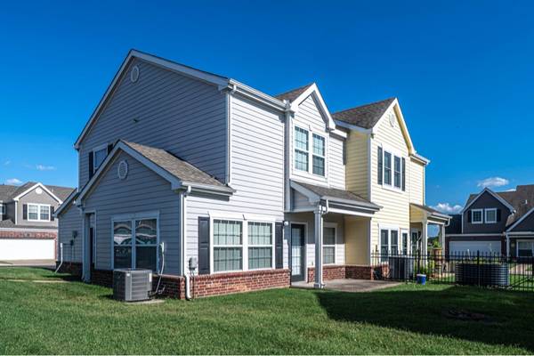 $1500.00 / 2br - 1065ft2 - Beautiful gated rental with pool, basketball court & great location –63981980796546122