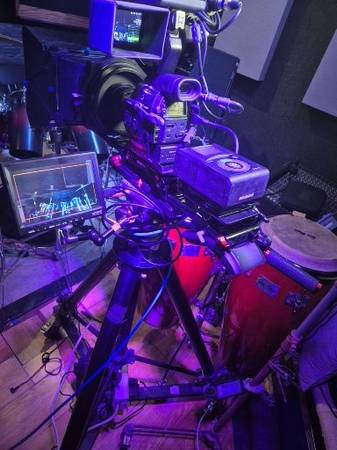 ISUZU NPR 20' box Truck.    (gas) 1