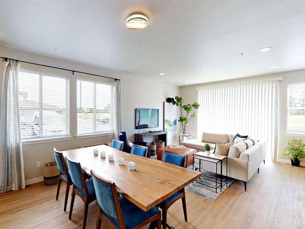 $2,750 / 3br - 1381ft2 - Don't wait. Get Your Dream Apartment! (1440 John Day Drive)63373544262401122