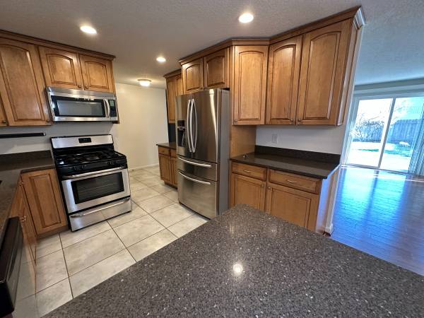 $2,795 / 3br - Beautiful NE Bend House, RV Parking, Pet Friendly, & Close to Hospital (NE Bend)63839294676353122