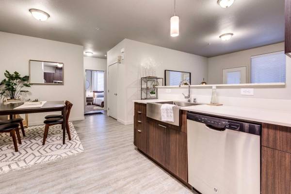 $1,664 / 2br - 889ft2 - Captivating 2 BR Retreat with Quartz Countertops & Fitness Center (Brush Prairie)63867270310785123