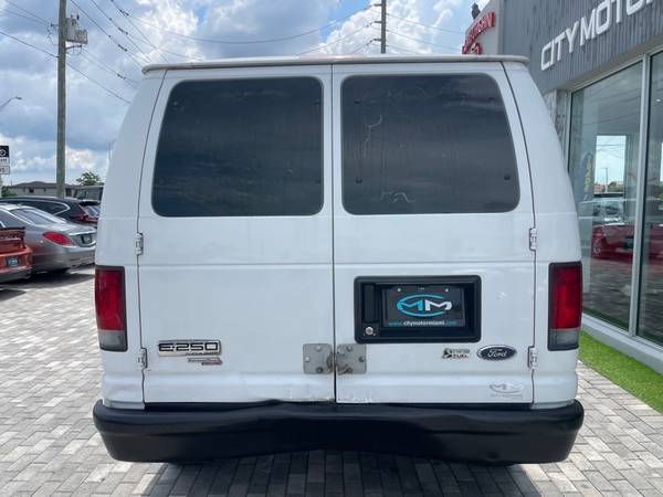 2011 Ford Econoline E250 VAN Sedán - $5.999 (City Motor Miami LLC)63469604891393124