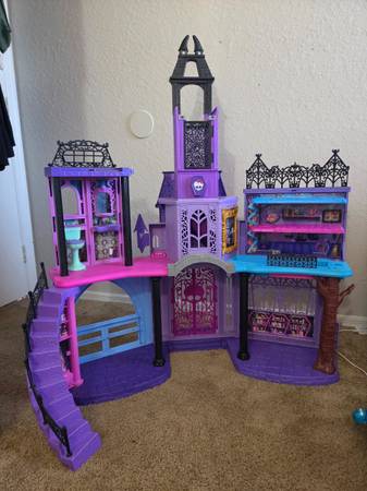 Monster High Deadluxe High School Foldaway Doll House Playset 1