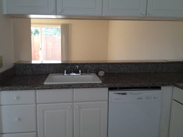 $3,100 / 2br - ***VIEW - LARGE TOWNHOME IN CARLMONT*** (belmont)63682796695555120