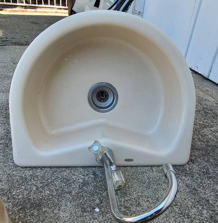 22x18x7 enameled sink 1