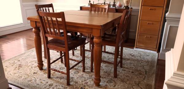COUNTER HEIGHT DINING TABLE AND 4 CHAIRS 1