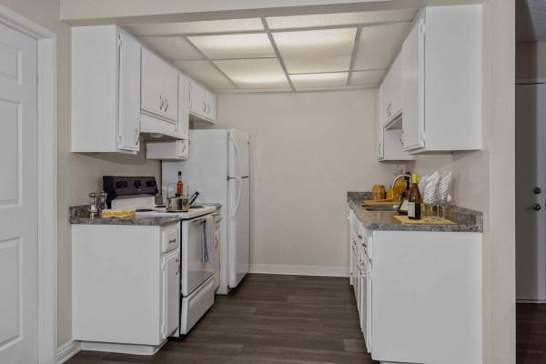 $1,995 / 1br - 700ft2 - Gas Barbeque Grill Areas, Resident Referral Program, Spacious Closets (2870 North Towne Ave, Pomona, CA)64028080840450123