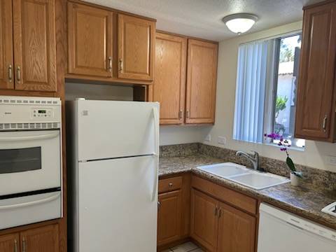 $2,850 / 2br - 1050ft2 - Large Apartment – Walk to Beach - Lush Landscape (La Jolla)63866049697537124