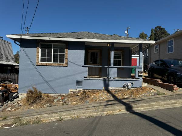 $2,795 / 2br - 855ft2 - Quaint remodeled cottage located on quiet street with storage/shop (Crockett)63667924995073120