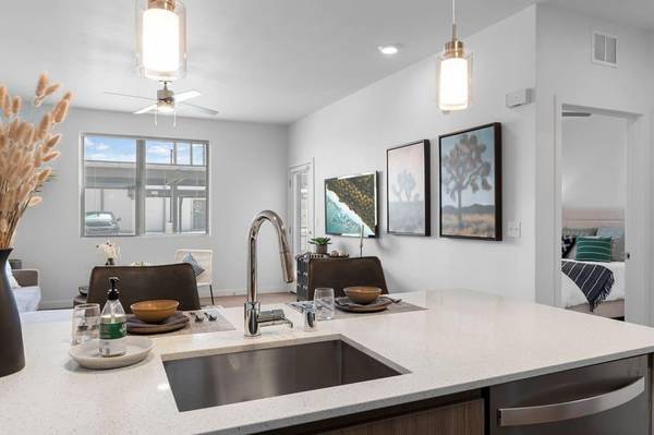 $1,945 / 1br - 782ft2 - Mejoras en todas partes, visita hoy, mascotas bienvenidas, encimeras de cuarzo (ubicado junto a centros comerciales, I-25, escuelas/universidades)63659747033987124
