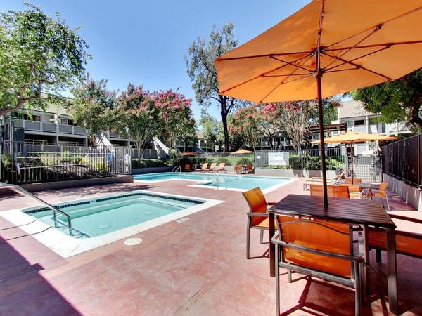 FULLY EQUIPPED KITCHEN, 24-HOUR LAUNDRY FACILITY, PUBLIC PARKS NEARBY 1