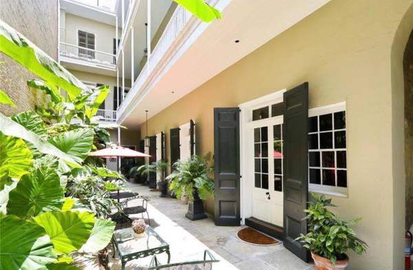 $400 / 6br - Walk To Spots; Large Groups, Families Welcome (Royal St - French Quarter - New Orleans.)63903537977858121