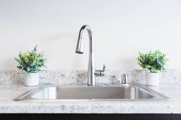 $2,154 / 1br - 640ft2 - Laundry Facility, Designer backsplash, Fireplace (hayward / castro valley)64000753349377124