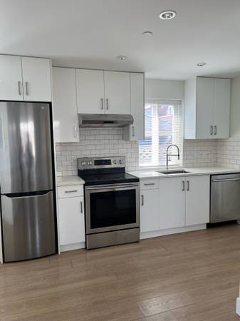 1 Bedroom & Den Laneway 1.5 bath 1