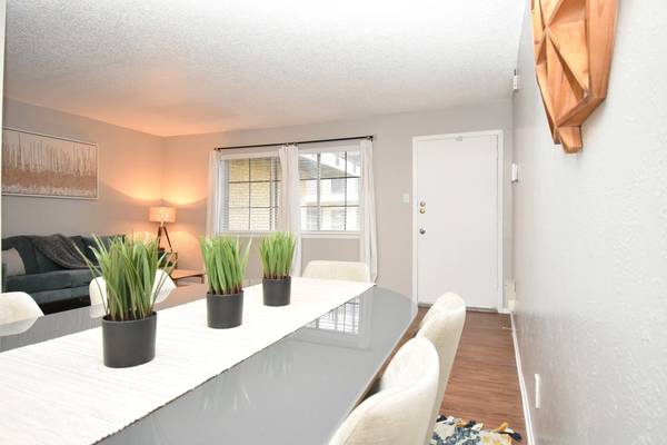 $1,000 / 1br - 552ft2 - Espejos con marco, dormitorios grandes, lavavajillas (1109 N Carrier Pkwy, Grand Prairie, TX)63796578624641121