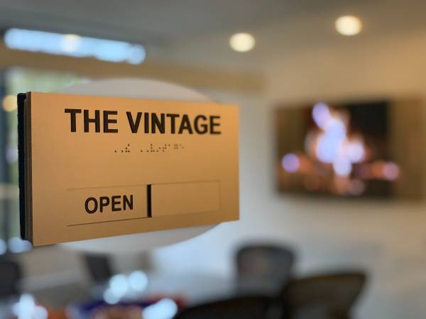 The Perfect Professional Office Space!! Chasewood Near The Vintage! 1