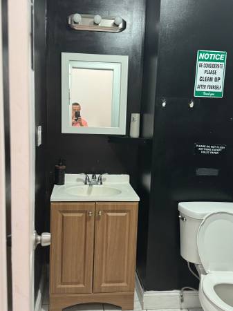 $4,300 / 800ft2 - NO KEY MONEY for EQUIEPMENT BARBER SHOP FOR RENT READY TO WORK (Bronx)64033801534593121