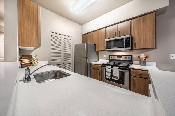 $1,810 / 1br - 847ft2 - Bring Your Furry Friend  Spacious Apts  Pet-Loving Vibes! (Coburg Rd)63977273698691123