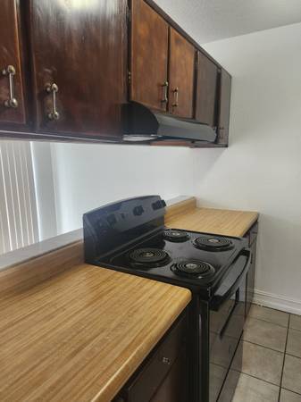 $1,170 / 2br - 990ft2 - 2 blocks to ocean - 2 bedroom corner unit (Daytona Beach)63791497991297122