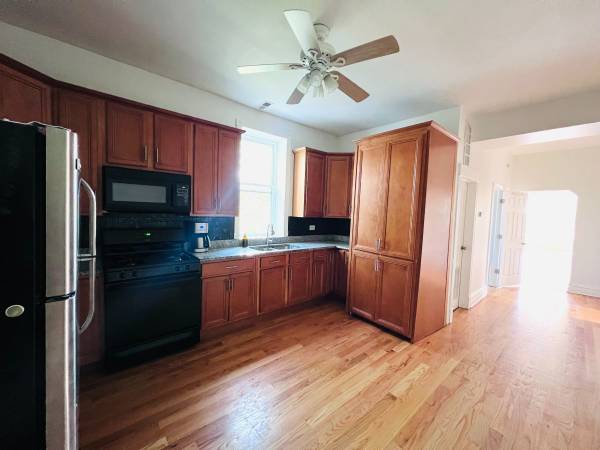 $2,800 / 3br - 1000ft2 - Spacious, sunny 3b/1b Logan Square apartment (Logan Square)64041641633025121