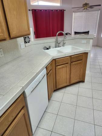 $900 / 3 habitaciones - 1795 pies² - Se necesita compañero de cuarto para compartir casa de 3 dormitorios y 2 baños recién remodelada (Desert Foothills)63470394024707122