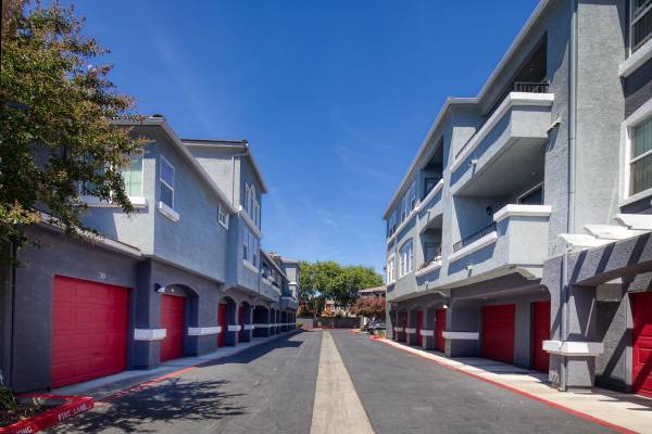 $2,525 / 2br - 1398ft2 - Área de entretenimiento con pérgola para barbacoa, techos altos, spa/bañera de hidromasaje63844737412483124